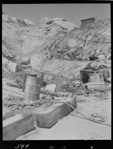 Big Creek - Mammoth Pool - General rock structure on west abutment