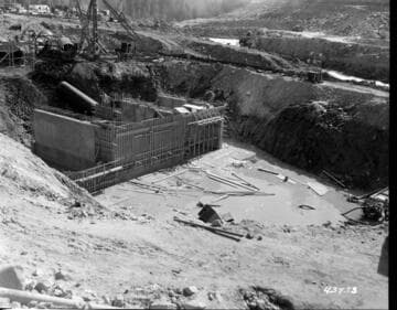 Portal Powerhouse - Water trapped during night around powerhouse structure
