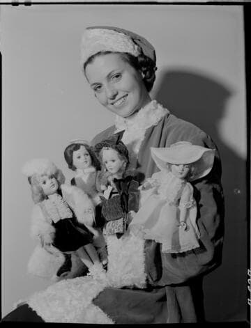 La Nelle Smith with dolls dressed by Edison girls