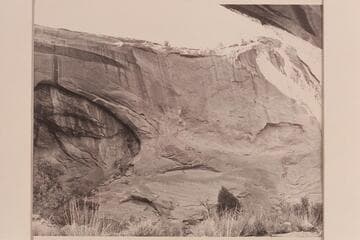 The right side of the arch in back of Hawkeye Arch