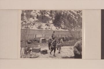 Loading Don Smith's sweep-scow at Shoup, Idaho.  Glen Wooldridge walks toward camera.  Willie Taylor steps over rope