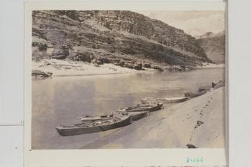 Boats beached at lunch stop from 2-3 P.M., at about Mile 75