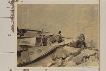 The boats pick up those who walked at the foot of Lava Cliff Rapid