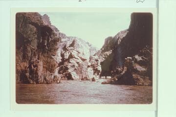 Les Jones dropping through a gate near Mineral Canyon