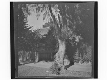 Unidentified house on city street