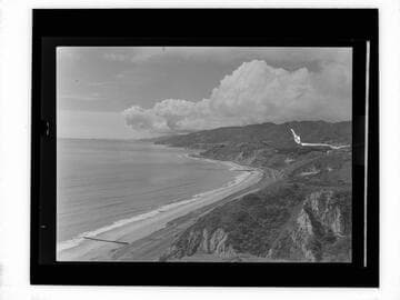 Bird's-eye-view of coastline, Pacific Palisades, California