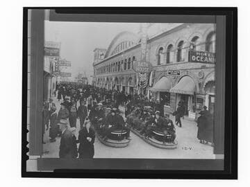 Electric tram on Promenade, Venice