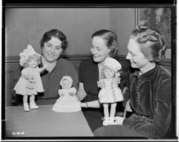 D2.3 - Displays, Window - 1938 Christmas doll contest