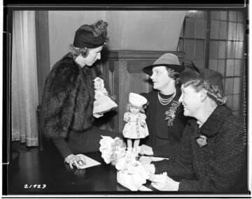 D2.3 - Displays, Window - 1938 Christmas doll contest