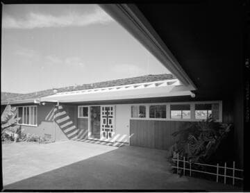 Luxurious shoreline home  with 1 variant