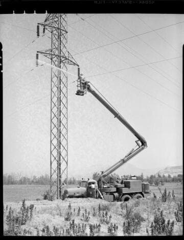 Washing insulators on double circuit  tower with high pressure water nozzle from raised bucket