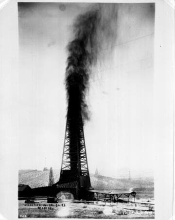 Taft oil well (Clendenon); gusher coming in